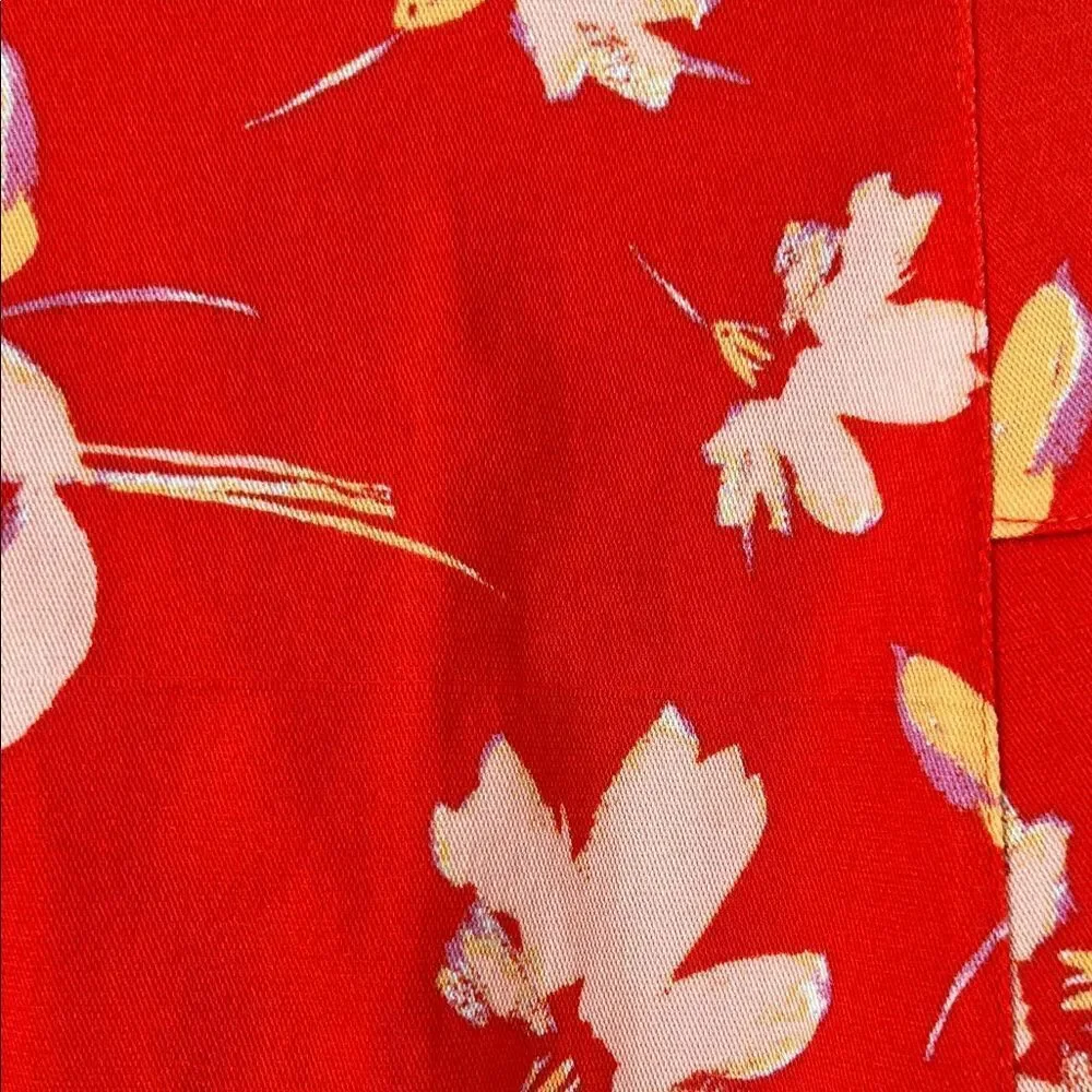 Like New! Lyssé Floral Red Women's Pencil Skirt in Size S